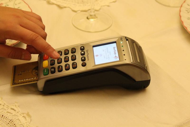 Barely 5 In Cash In The Average Spanish Purse As 63 4 Prefer Cards