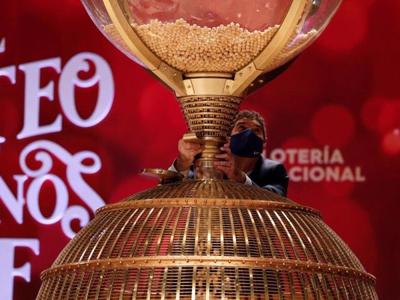 Being born with an extra finger, living to 100 and other things more likely than winning ‘el Gordo’