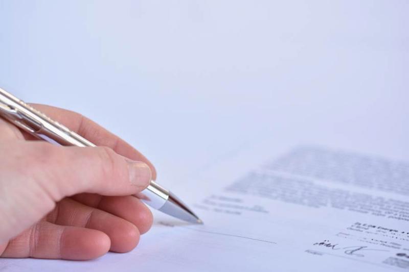 Person signing a formal document, relevant to giving notice to end a rental contract in Spain