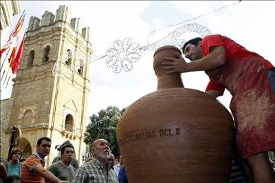 Potter's makes giant jug for Guinness record