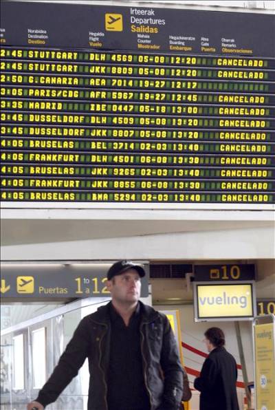 Half of Spain's airports reopen following fresh cloud of volcanic ash