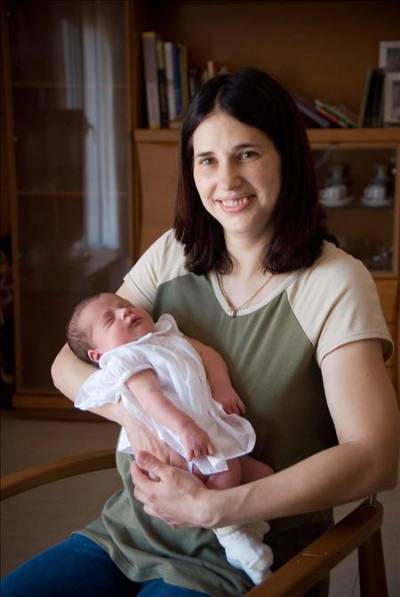 Dad delivers baby daughter 'over the phone'