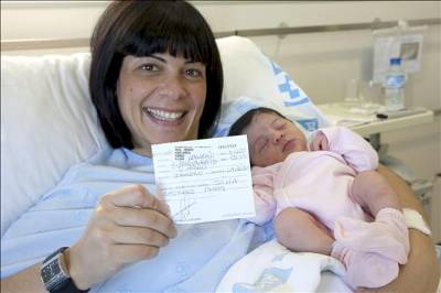 Last mum to receive 'baby cheque' makes it with one minute to spare