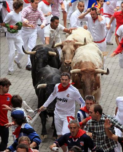 San Fermin festival kicks off with "clean and fast" first run