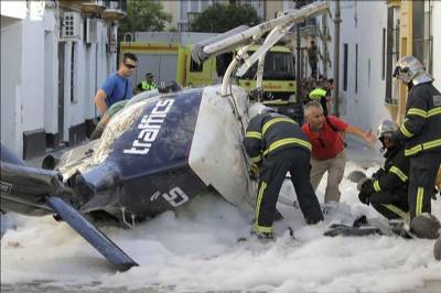 Helicopter makes emergency landing in four-metre-wide street