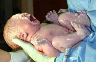 New mum gives birth in the boot of a coach