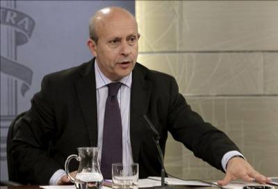 Fines for protesters who 'insulted' education minister