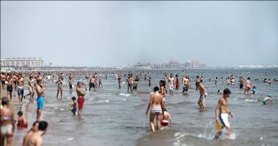 Unseasonably warm festive season predicted, but rain could put a damper on Christmas Day