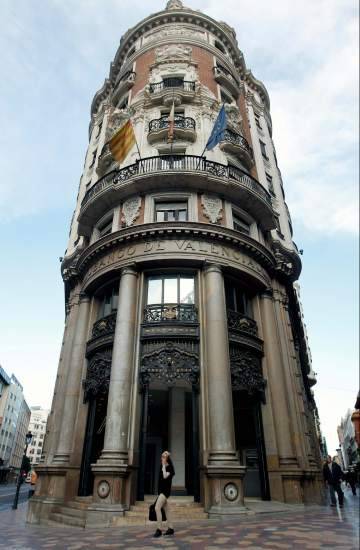 Banco de Valencia to shut nine in 10 branches and axe 890 jobs