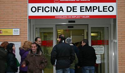 Registered letter and hours of queueing for jobseeker overpaid by one cent