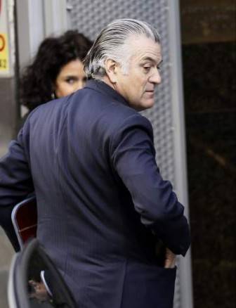 Bárcenas becomes a minor celebrity behind bars