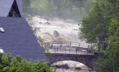 Christmas storms ground planes, derail trains and leave hundreds of thousands without electricity
