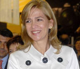 Infanta in court on February 8 and residents cash in to 'rent a view' to reporters