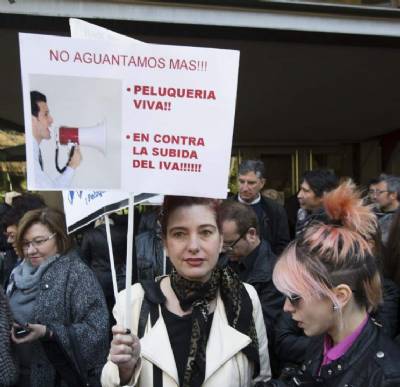 Hairdressers protest over IVA hike as 5,000 salons forced to cease trading