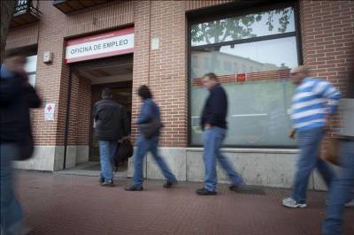 Socialists call for 426-euro-a-month benefit for anyone with no income