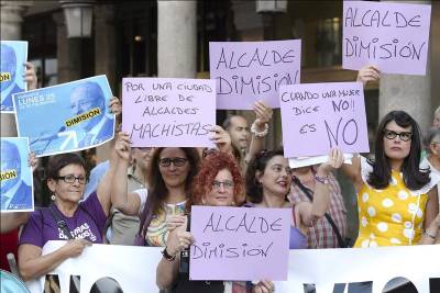 Bra chain around town hall in protest over mayor's 'sexist' rape comments