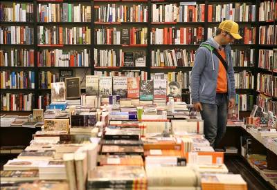 Eight in 10 Spaniards prefer 'turning pages' to e-books, and 35% never read at all 