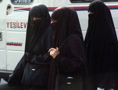Reus forced to lift burkha ban after Muslim community files legal action