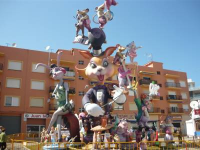 Fallas burn despite downpours: Fiesta end looked set to be a damp squib, but rain did not stop flames and fireworks 