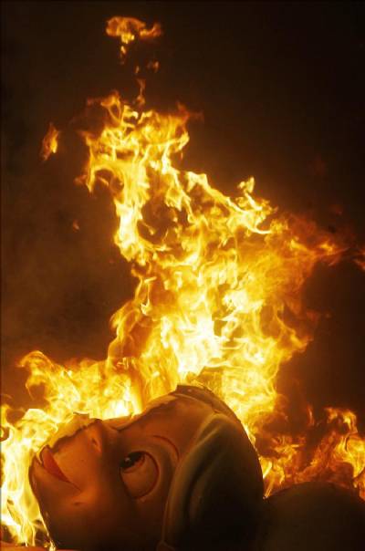 Fallas burn despite downpours: Fiesta end looked set to be a damp squib, but rain did not stop flames and fireworks 