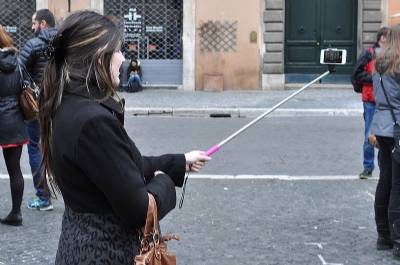 'Selfie sticks' banned in several Barcelona museums