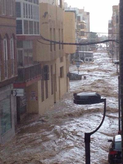 Flash floods cause 'tides' in streets of Almería and Benidorm, and claim two lives in Granada