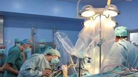 Patient plays saxophone through brain surgery at Málaga hospital