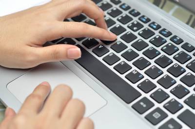 Spaniards spend five hours a day online, connected to three social networks, says study