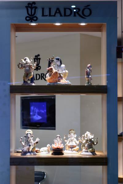 Prince of Thailand lands plane in Valencia to buy Lladró figurines