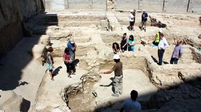 Fifth-century Roman city wall dug up in Tortosa