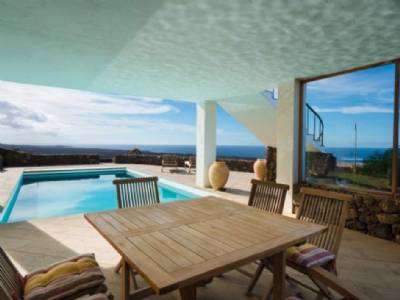 Justin Bieber buys six-bedroom Lanzarote villa – for €800,000 over the asking price