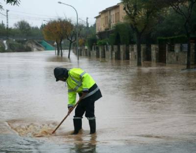 Flash floods leave woman dead, numerous homes evacuated and drivers trapped in their cars