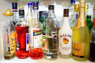 Letting under-18s toast the New Year with a sip of cava means €3,000 fine