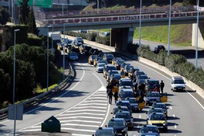 Barcelona taxi 'slow' protest causes 17-kilometre gridlock