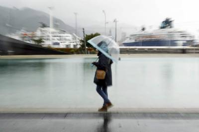 Rain and wind across the country today as Canary Islands deals with aftermath of freak weekend storms