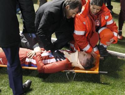 Atlético's Fernando Torres knocked unconscious during Deportivo La Coruña match