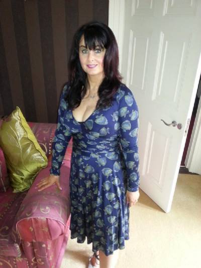 Books and flowers for Barcelona's 'Saint George's Day': Author Marian Keyes signs her much-loved chick-lit novels