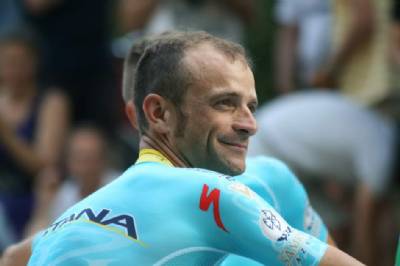 Spanish cyclists pay tribute to Italian friend and Giro winner Michele Scarponi, killed whilst training