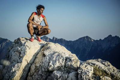 Spanish climber reaches Everest summit without oxygen or ropes