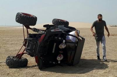 Barça's Gerard Piqué crashes his buggy in the Qatar desert