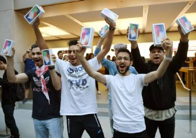 Thousands queue for iPhone X in Spain