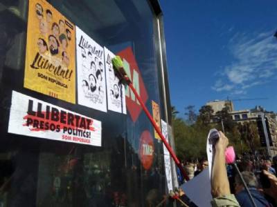 Hundreds paste 'free political prisoners' posters in Catalunya 