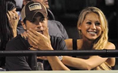 Enrique Iglesias and Anna Kournikova give birth to twins