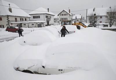 Five dead as Spain freezes; roads blocked, flights cancelled and schools out