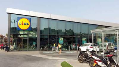 Lidl to scrap all plastic bags by end of year