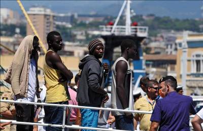 Refugee workers should seek Hepatitis B vaccination, say police