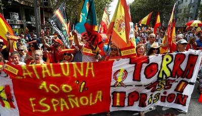 Clashes in Barcelona as anti-independence marchers hit the streets