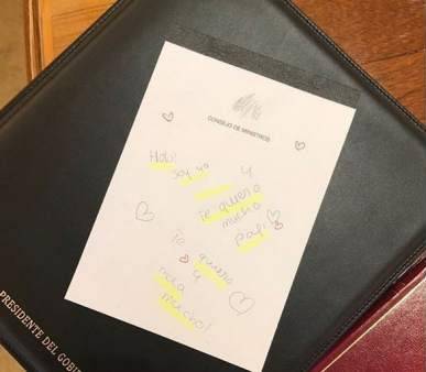 Sánchez's daughters leave surprise 'love note' on presidential desk