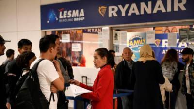 Ryanair announces 'stay of grace' for new hand luggage rules