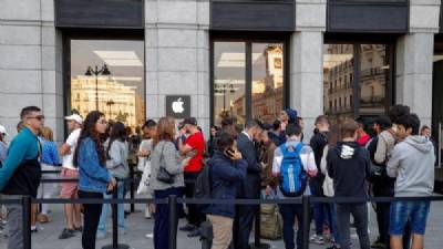 Shoppers camp in streets ahead of iPhone 11 launch